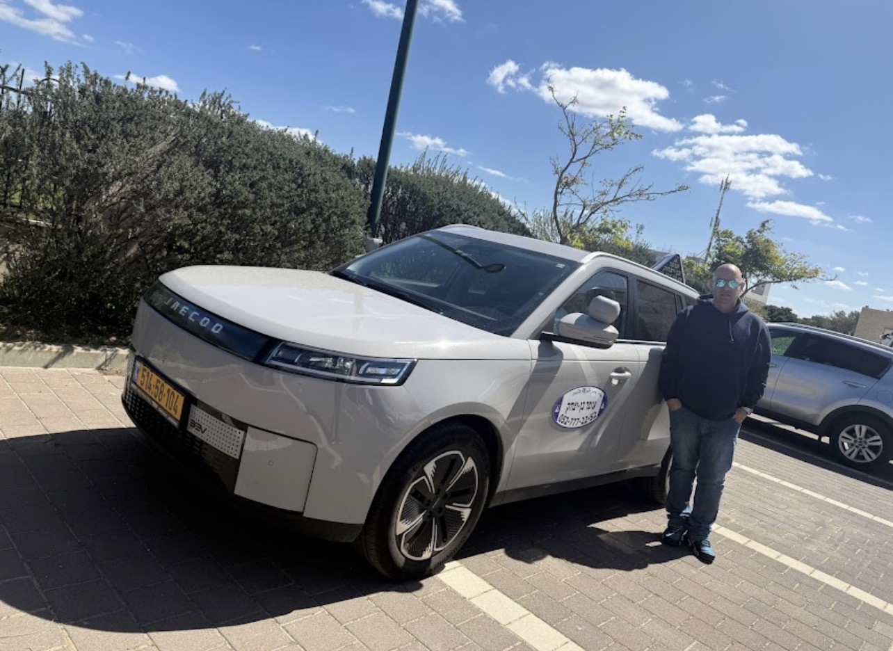 עופר בן יצחק – מורה נהיגה ליד הרכב החשמלי